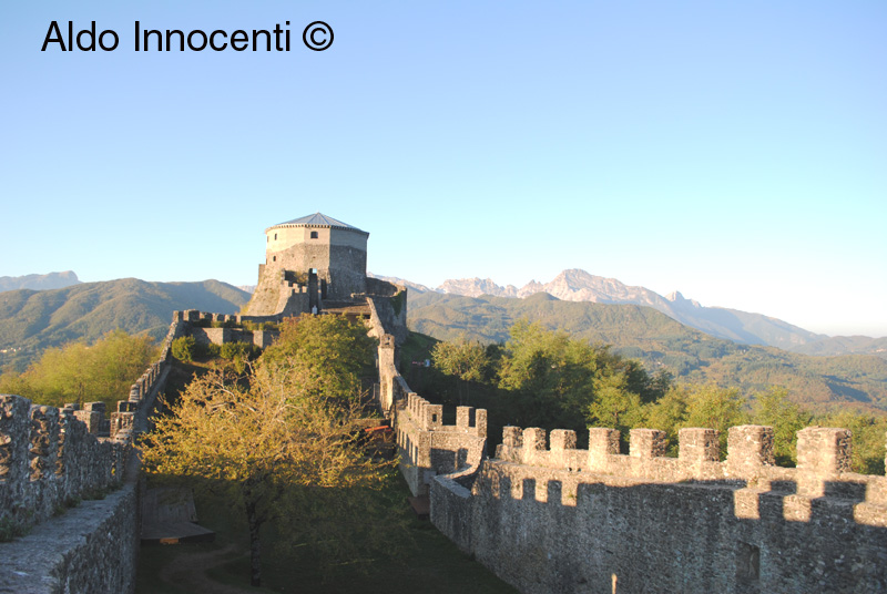 FORTEZZA DELLE VERRUCOLE: LA FORTEZZA E LE ALPI APUANE 6’ IMMAGINE